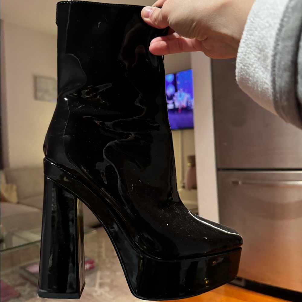 GUESS BOOTIES